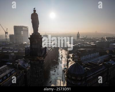 Ein Blick auf ein Gray's Monument in Newcastle United, das die georgianische Pracht der Grey Street und die sich entwickelnde städtische Skyline zeigt Stockfoto
