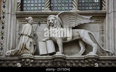 Die geflügelte Löwe Holding eröffnete Buch (Inschrift in lateinischer Sprache: Pax tibi Marce evangelista meus (May Peace be with you, Mark, My Evangelist) und Doge stat Stockfoto