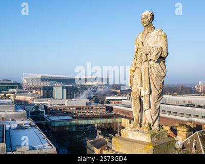 Ein Blick auf Grey's Monument und Newcastle United's St. James' Park Fußballstadion an einem sonnigen Tag. Stockfoto