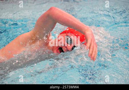 Newark, USA. Januar 2025. Reilly Vann von NJIT schwimmt während ihres Treffens mit Seton Hall in Newark, NJ, am Freitag, den 17. Januar. Die NJIT fiel in die Seton Hall 71-170. (Foto: Jess Stiles/SIPA USA) Credit: SIPA USA/Alamy Live News Stockfoto