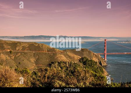 Die Golden Gate Bridge mit dem Alcatraz Island Gefängnis im Hintergrund in San Francisco Kalifornien USA Stockfoto