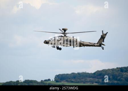 Linke Seitenansicht eines britischen Armeeangriffs-Helikopterhubschraubers AH2 AH64E AH-64E ArmyAirCorp im unteren Schweben Stockfoto