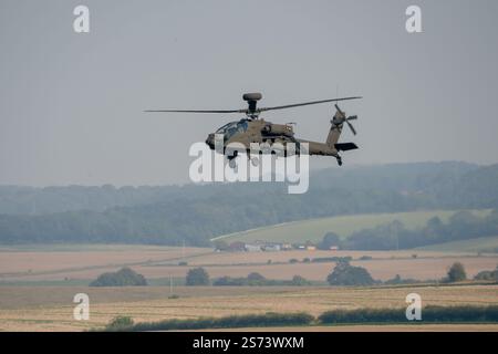 Linke Seitenansicht eines britischen Armeeangriffs-Helikopterhubschraubers AH2 AH64E AH-64E ArmyAirCorp im unteren Schweben Stockfoto