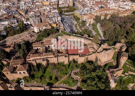 Aus der Vogelperspektive islamisches historisches Schloss La Alcazaba mit üppigen grünen Gärten in der Stadt Málaga im Mittelmeer in Spanien von oben gesehen Stockfoto