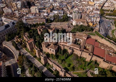 Aus der Vogelperspektive islamisches historisches Schloss La Alcazaba mit üppigen grünen Gärten in der Stadt Málaga im Mittelmeer in Spanien von oben gesehen Stockfoto