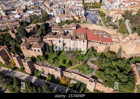 Aus der Vogelperspektive islamisches historisches Schloss La Alcazaba mit üppigen grünen Gärten in der Stadt Málaga im Mittelmeer in Spanien von oben gesehen Stockfoto