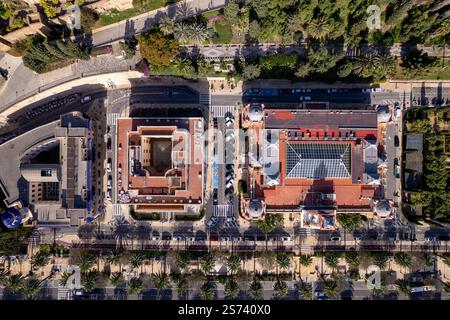 Blick von oben auf das Rathaus von Málaga und die spanische Bank mit Hafenboulevard und einem Teil von La Alcazaba auf beiden Seiten Stockfoto