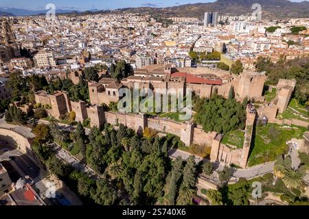 Aus der Vogelperspektive islamisches historisches Schloss La Alcazaba mit üppigen grünen Gärten in der Stadt Málaga im Mittelmeer in Spanien von oben gesehen Stockfoto