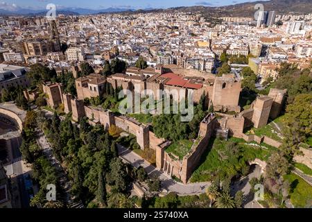 Aus der Vogelperspektive islamisches historisches Schloss La Alcazaba mit üppigen grünen Gärten in der Stadt Málaga im Mittelmeer in Spanien von oben gesehen Stockfoto