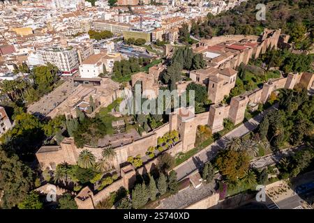 Römische Überreste und historische Stätten von La Alcazaba in Málaga nebeneinander, von oben gesehen. Luftlinie von der Sonnenküste Stadt mit üppigen Gärten zwischen den Mauern Stockfoto