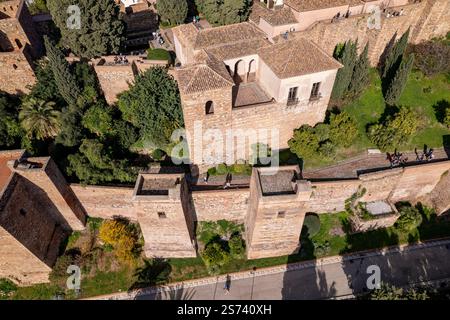 Architektonische Details der Burgtürme und Palastgärten von La Alcazaba in der mediterranen Stadt Málaga von oben gesehen Stockfoto