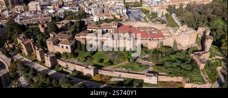 Panorama der islamischen historischen Burg La Alcazaba mit üppigen grünen Gärten in der Stadt Mittelmeer Málaga in Spanien von oben gesehen Stockfoto