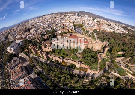 Weitwinkelblick auf das maurische Schloss La Alcazaba mit islamischer Architektur und üppigen Gärten von oben. Historische Stätte in der spanischen Stadt Málaga. Stockfoto