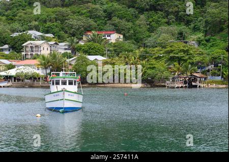 Kleines Boot in Roatan, Honduras in der Karibik Stockfoto