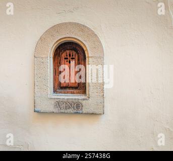 Das Holzfenster für Wein. Florentiner Renaissance Weinfenster Vundita di Vino (Wein zum Verkauf). Ein Buchetta- oder sportello-Geschäft Stockfoto