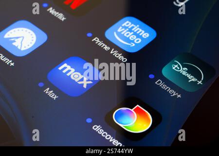 In dieser Fotoabbildung werden die Video-Streaming-Apps Netflix, Amazon Prime Video, Disney Plus, Paramount Plus, Max und Discovery Plus auf einem Smartphone angezeigt. Stockfoto