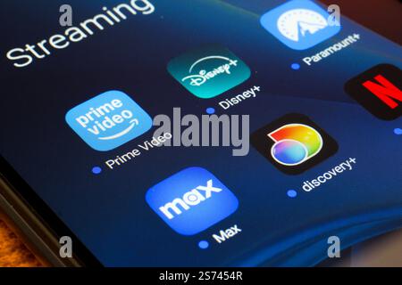 In dieser Fotoabbildung werden die Video-Streaming-Apps Netflix, Amazon Prime Video, Disney Plus, Paramount Plus, Max und Discovery Plus auf einem Smartphone angezeigt. Stockfoto