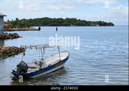 Ein kleines Schnellboot in Roatan, Honduras Stockfoto