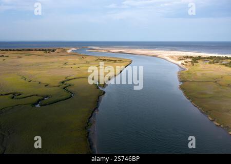 Blick aus der Vogelperspektive auf den Harbor River und die Feuchtgebiete neben dem Hunting Island State Park an der Küste von South Carolina Stockfoto