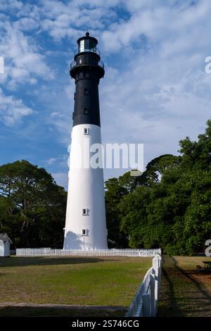 Blick auf den Leuchtturm von Hunting Island im gleichnamigen State Park an der Küste von South Carolina entlang des Atlantiks Stockfoto