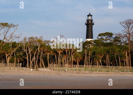 Blick auf den Leuchtturm von Hunting Island im gleichnamigen State Park an der Küste von South Carolina entlang des Atlantiks Stockfoto