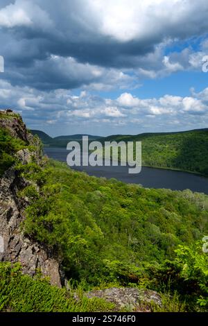 Vertikaler Blick auf den Lake of the Clouds in den Schweinefleisch der oberen Halbinsel von Michigan im Sommer Stockfoto