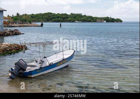 Ein kleines Schnellboot in Roatan, Honduras Stockfoto