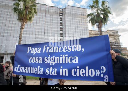 Rom, Italien. Januar 2025. Zwei Demonstranten halten ein Banner mit dem Slogan "Papst Franziskus, was bedeutet das, Emanuela ist im Himmel?" Während des Sit-in, um nach der Wahrheit über den Fall Orlandi zu fragen, der von der Familie in Rom organisiert wurde. "˜kein Staat kann die Rechte der Rechtschaffenen mit Füßen treten: Die WAHRHEIT", lautet der Sit-in, um Emanuela Orlandi zu gedenken, dem Mädchen, einer Vatikanischen Staatsbürgerin, die am 22. Juni 1983 mit 15 Jahren unter noch unbekannten Umständen verschwunden ist, und die von ihrer Familie einige Tage vor ihrem Geburtstag, dem 14. Januar, organisiert wurde, um zu bitten, Licht auf ihre Geschichte zu werfen Stockfoto