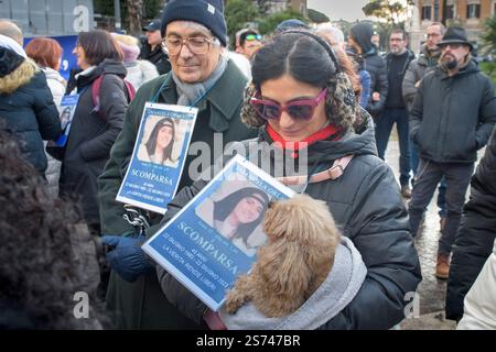 Rom, Italien. Januar 2025. Zwei Demonstranten und ein Hund um die Schilder, die die Wahrheit über das Verschwinden von Emanuela Orlandi während des Sit-in fordern, um die Wahrheit über den von der Familie in Rom organisierten Fall Orlandi zu fordern. "˜kein Staat kann die Rechte der Rechtschaffenen mit Füßen treten: Die WAHRHEIT", lautet der Sit-in, um Emanuela Orlandi zu gedenken, dem Mädchen, einer Vatikanischen Staatsbürgerin, die am 22. Juni 1983 mit 15 Jahren unter noch unbekannten Umständen verschwunden ist, und die von ihrer Familie einige Tage vor ihrem Geburtstag, dem 14. Januar, organisiert wurde, um dieses Licht zu vergießen Stockfoto