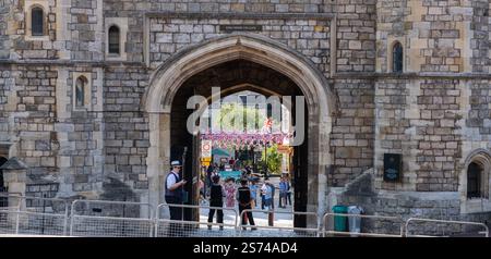 Windsor Vereinigtes Königreich - 12. August 2024; Eingang und Ausgang von Arch zum Schloss Windsor mit Polizei von hinten. Stockfoto