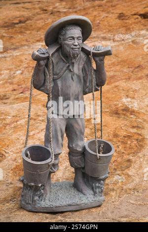 Statuette eines asiatischen Mannes in einem Garten im Garten Zen im Sommer, Quebec, Kanada. Dieses Bild ist Eigentum für Buch, Kalender, Magazin Stockfoto