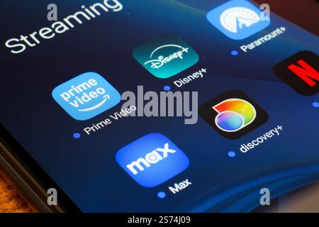 Kanada. Januar 2025. In dieser Fotoabbildung werden die Video-Streaming-Apps Netflix, Amazon Prime Video, Disney Plus, Paramount Plus, Max und Discovery Plus auf einem Smartphone angezeigt. (Credit Image: © Thomas Fuller/SOPA Images via ZUMA Press Wire) NUR REDAKTIONELLE VERWENDUNG! Nicht für kommerzielle ZWECKE! Stockfoto