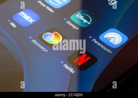 Kanada. Januar 2025. In dieser Fotoabbildung werden die Video-Streaming-Apps Netflix, Amazon Prime Video, Disney Plus, Paramount Plus, Max und Discovery Plus auf einem Smartphone angezeigt. (Credit Image: © Thomas Fuller/SOPA Images via ZUMA Press Wire) NUR REDAKTIONELLE VERWENDUNG! Nicht für kommerzielle ZWECKE! Stockfoto