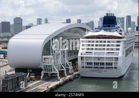 NCL's Norwegian Sky am NCL Kreuzfahrthafen in Miami, Florida Stockfoto