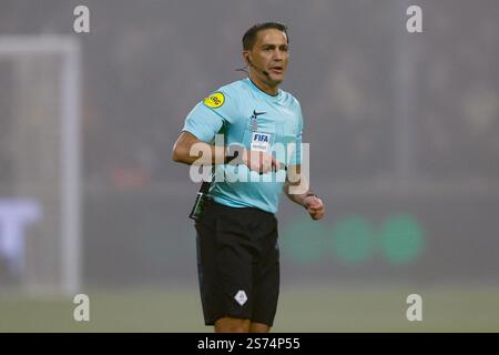 DEVENTER, Stadion de Adelaarshorst, 18.01.2025, Saison 2024/2025, niederländische Eredivisie. Während des Spiels geht Ahead Eagles - Groningen, Schiedsrichter Serdar Gozubuyuk Credit: Pro Shots/Alamy Live News Stockfoto