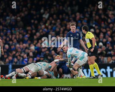 Aviva Stadium, Dublin, Irland. Januar 2025. Investec Champions Cup Rugby, Leinster gegen Bath Rugby; Ben Spencer (c) von Bath übergibt den Ball Credit: Action Plus Sports/Alamy Live News Stockfoto