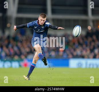 Aviva Stadium, Dublin, Irland. Januar 2025. Investec Champions Cup Rugby, Leinster gegen Bath Rugby; Sam Prendergast von Leinster schlägt einen Conversion Credit: Action Plus Sports/Alamy Live News Stockfoto