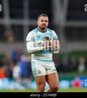 Aviva Stadium, Dublin, Irland. Januar 2025. Investec Champions Cup Rugby, Leinster versus Bath Rugby; Ein Badspieler zeigt seine Wertschätzung gegenüber den Unterstützern Credit: Action Plus Sports/Alamy Live News Stockfoto