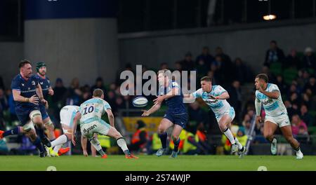 Aviva Stadium, Dublin, Irland. Januar 2025. Investec Champions Cup Rugby, Leinster gegen Bath Rugby; Luke McGrath von Leinster übergibt den Ball an die Außenseite Credit: Action Plus Sports/Alamy Live News Stockfoto