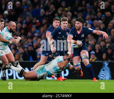 Aviva Stadium, Dublin, Irland. Januar 2025. Investec Champions Cup Rugby, Leinster gegen Bath Rugby; Joe McCarthy von Leinster wird gepackt Credit: Action Plus Sports/Alamy Live News Stockfoto