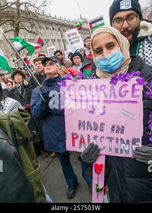 London, Großbritannien. Januar 2025. "Mut Wird In Palästina Gemacht." Nachdem die Polizei ihren marsch aus falschen politischen Gründen von der BBC verboten hatte, beschlossen die marschorganisatoren, eine Kundgebung in Whitehall abzuhalten. Redner und Demonstranten begrüßten das derzeitige Waffenstillstandsabkommen, forderten aber weiterhin ein dauerhaftes Ende des Völkermords, ein Ende der Waffenverkäufe an Israel, die Freilassung aller Geiseln und Gefangenen, die Gewährung humanitärer Soforthilfe in Gaza und einen Frieden mit Gerechtigkeit für die Palästinenser. Mehr als tausend Polizisten umzingelten und schikanierten die Demonstranten, um sie zu verhindern, dass sie marschieren. Peter Marshall/Ala Stockfoto