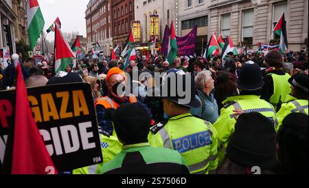 Pro-palästinensische Proteste gegen den Krieg im Gazastreifen marschieren durch Whitehall und den Trafalgar Square im Zentrum Londons. Stockfoto