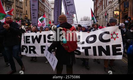 Pro-palästinensische Proteste gegen den Krieg im Gazastreifen marschieren durch Whitehall und den Trafalgar Square im Zentrum Londons. Stockfoto