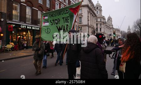 Pro-palästinensische Proteste gegen den Krieg im Gazastreifen marschieren durch Whitehall und den Trafalgar Square im Zentrum Londons. Stockfoto