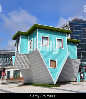 Upside Down House Attraktion an der Uferpromenade in Brighton. England, Großbritannien Stockfoto