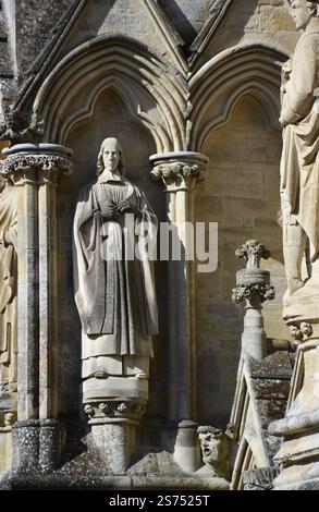 Statuen an der Westfront der Kathedrale von Salisbury in Wiltshire, Großbritannien Stockfoto