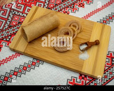 Ausflüge mit roher Schweineschale mit Salz, traditionelle rumänische Köstlichkeit, die auf rumänisch als Sorici bekannt ist Stockfoto