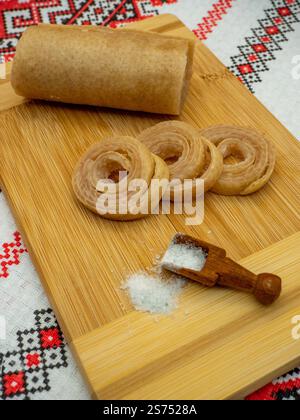 Ausflüge mit roher Schweineschale mit Salz, traditionelle rumänische Köstlichkeit, die auf rumänisch als Sorici bekannt ist Stockfoto