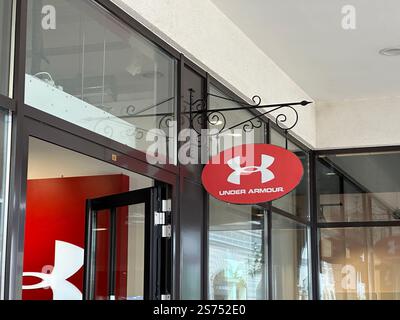 Belgrad, Serbien - 16. Juni 2024: Außenansicht des Under Armour Stores mit Logo-Schildern im modernen Einkaufszentrum Stockfoto