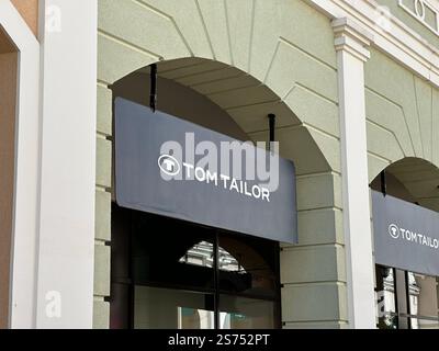 Belgrad, Serbien - 16. Juni 2024: Außenansicht des Tom Tailor Stores mit Branding-Schild im Einkaufsviertel Stockfoto